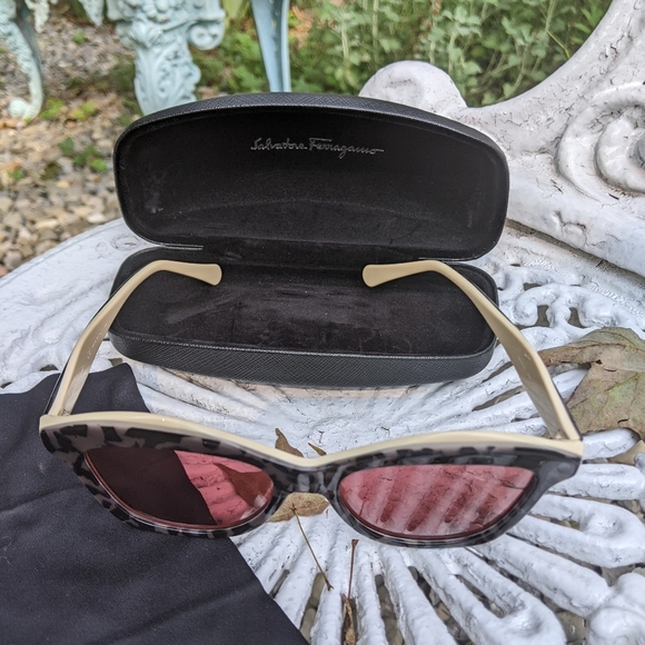 Beautiful Ferragamo sunglasses 🕶️ Used jost one Time .. New condition w box - Picture 6 of 16